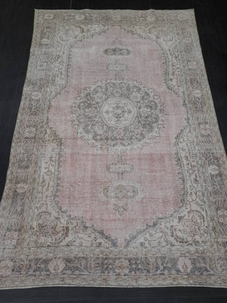 Vintage Persian Rug Unique Motif Rug 6 x 9.5 ft Persian Rug Vintage Hand Knotted Rug Eclectic Rug Hand Made Rug Living room Rug Turkish rug