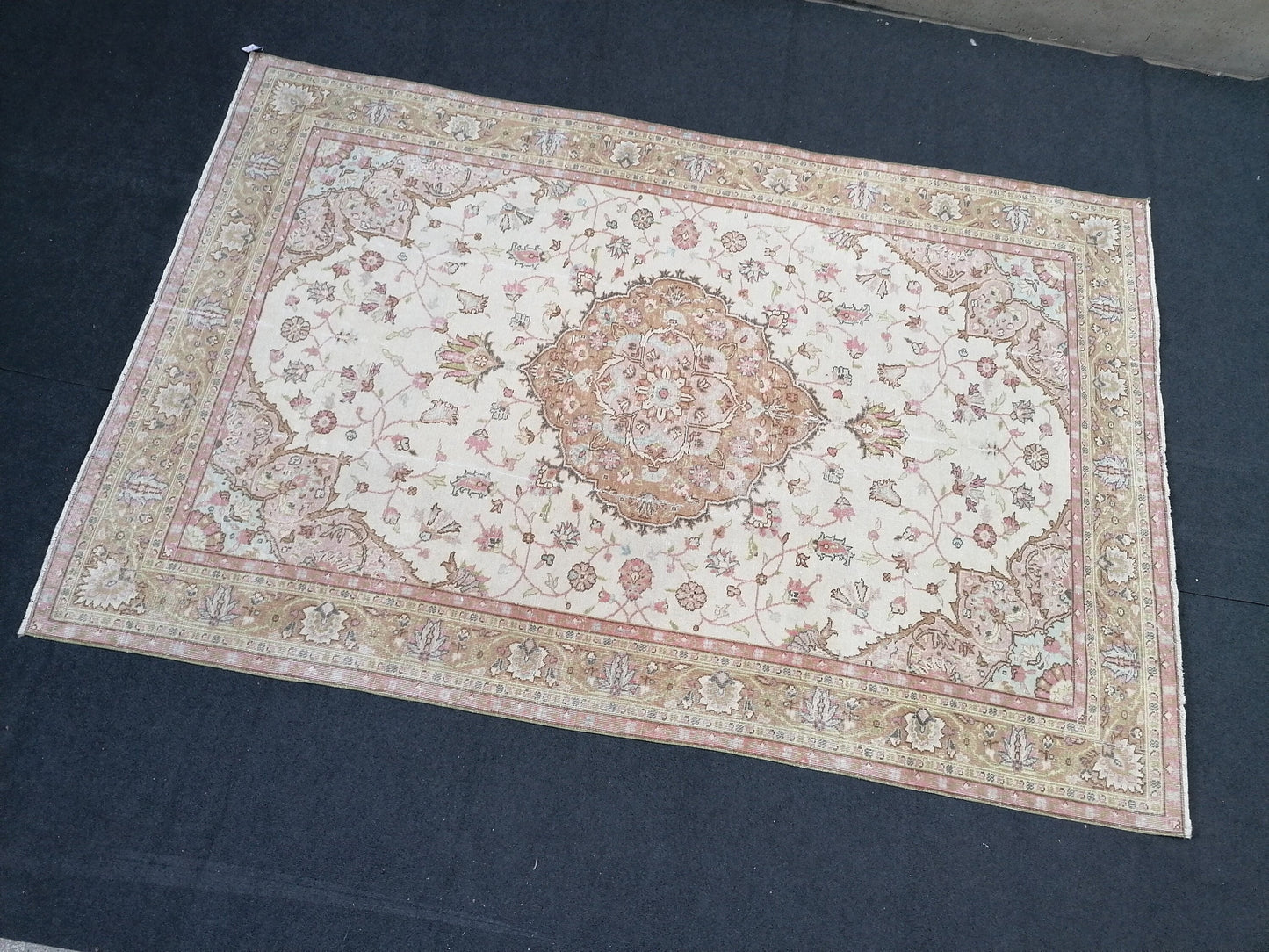 10'2x6'7 large size rug, muted vintage rug