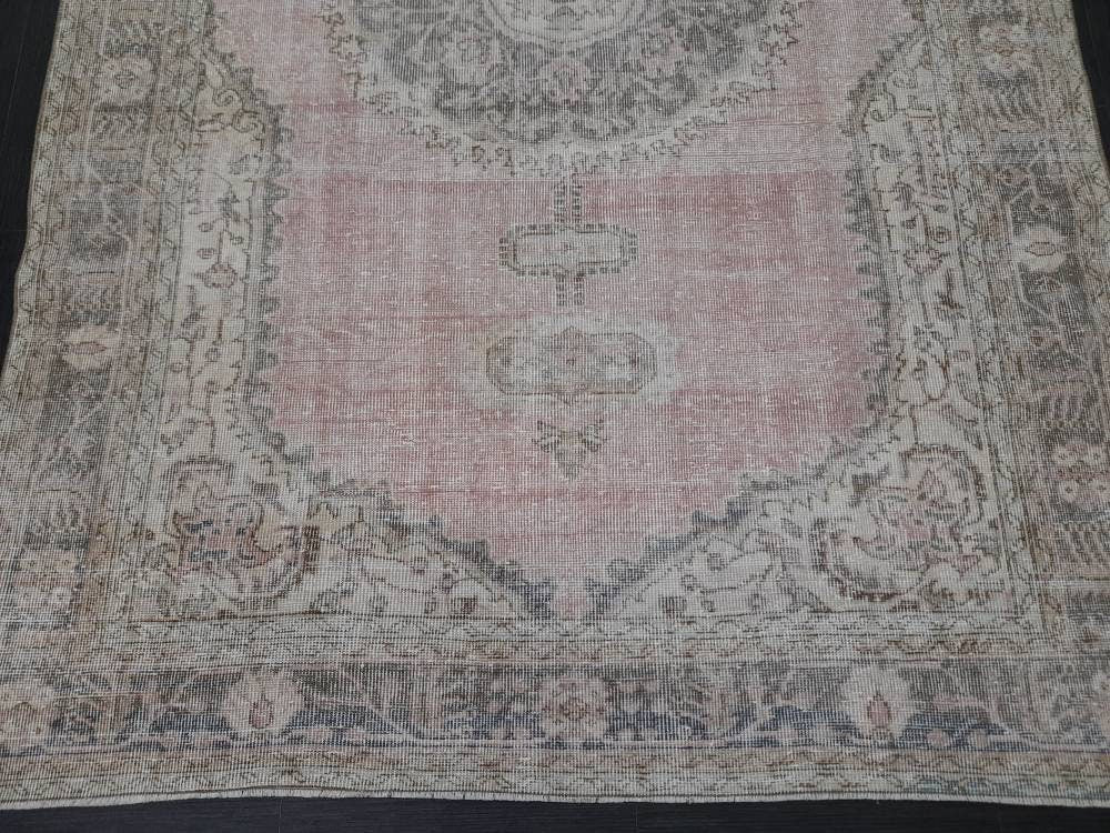 Vintage Persian Rug Unique Motif Rug 6 x 9.5 ft Persian Rug Vintage Hand Knotted Rug Eclectic Rug Hand Made Rug Living room Rug Turkish rug